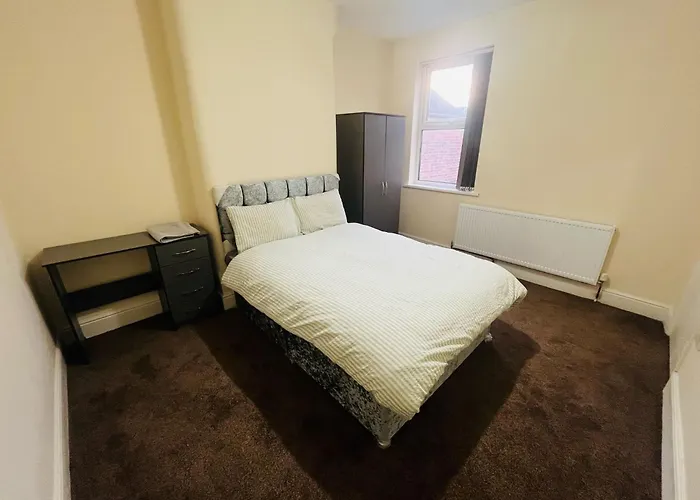 Double Room Near Railway Station & Football Ground 88