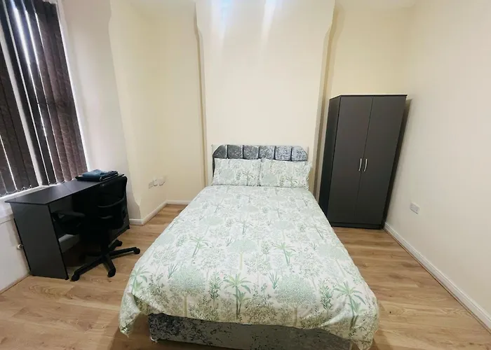 Double Room Near Railway Station & Football Ground 88