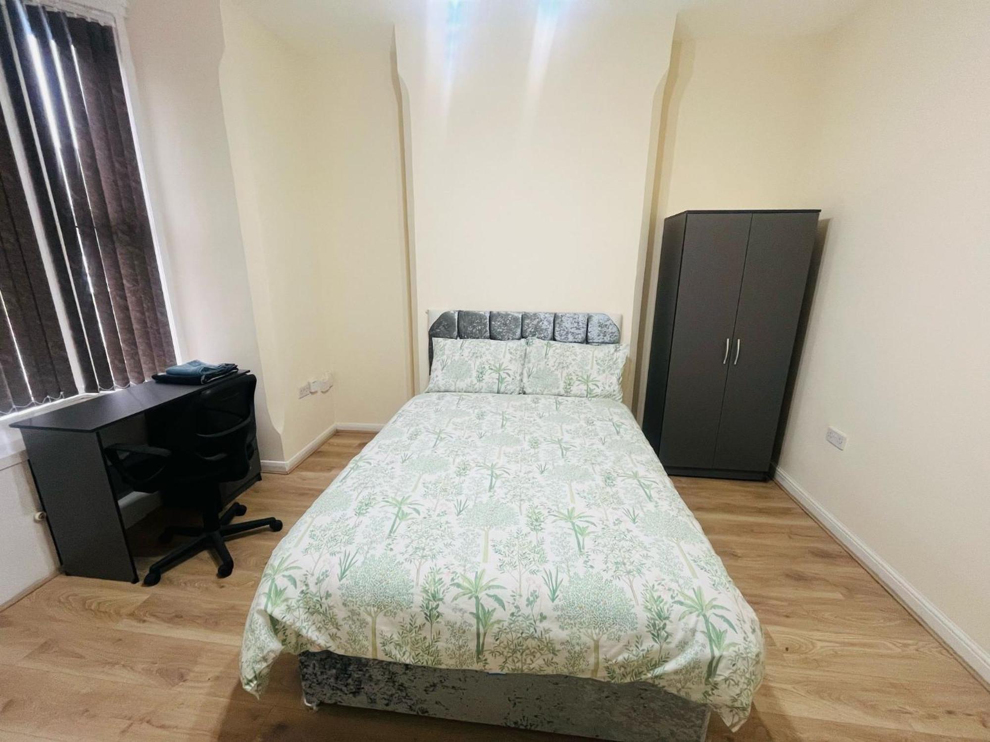 Double Near Railway Station & Football Ground 88 *