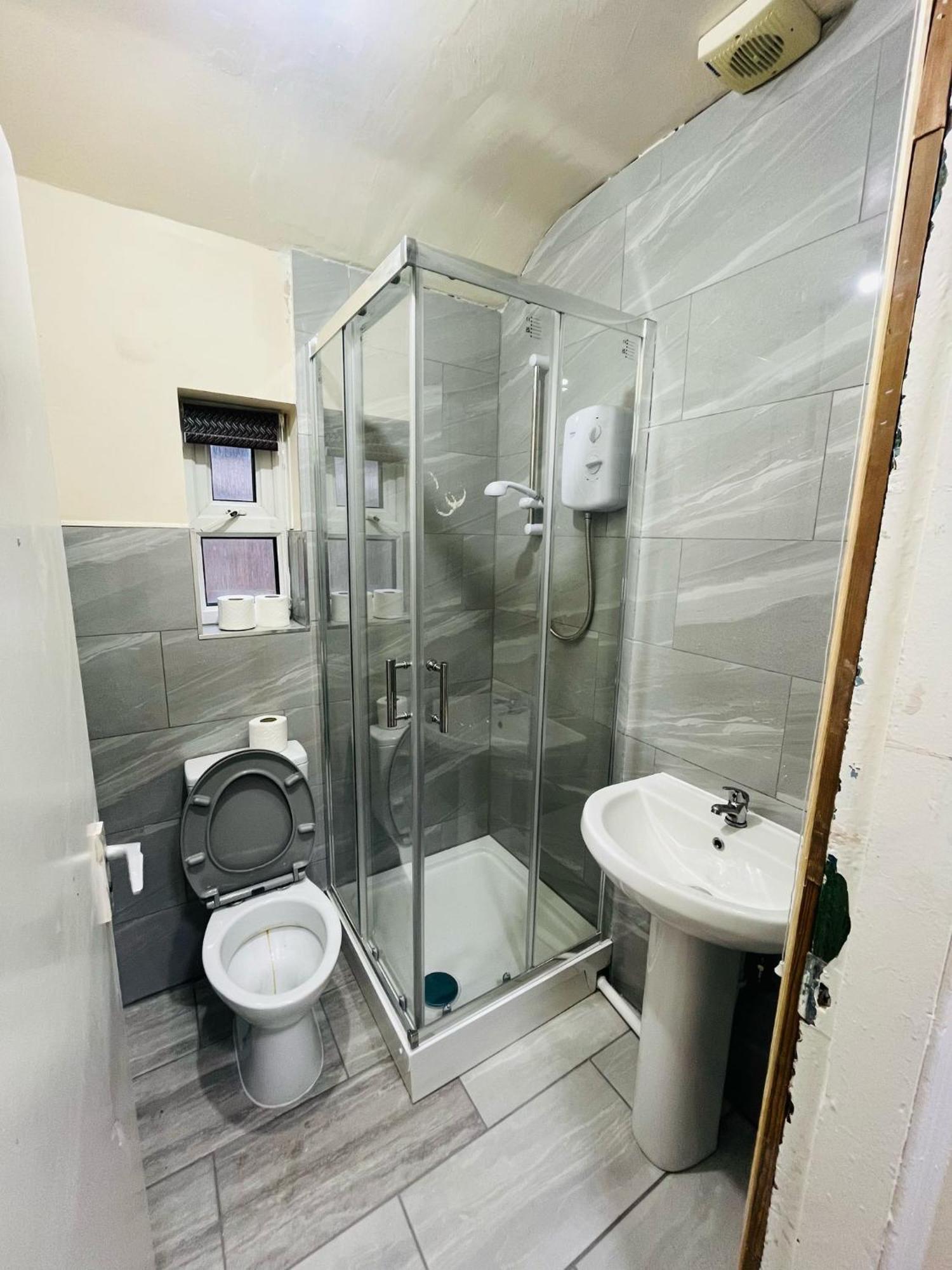 Double Near Railway Station & Football Ground 88 Habitación en casa particular *